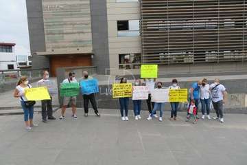 Concentración a las puertas de los juzgados de Telde por una ley antiokupas/TA.